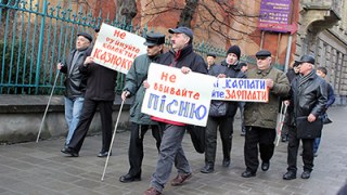 Незрячі бандуристи провели флеш-моб під казначейством у Львові через не виплату зарплат