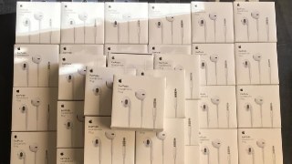 Львівські митники затримали 50 контрафактних навушників Apple