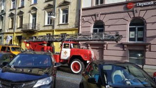 Мешканців будинку у центрі Львова евакуювали через пожежу