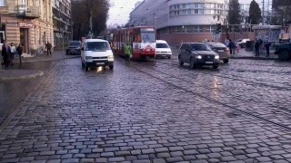 На вулиці Сахарова у Львові трамвай зійшов з рейок