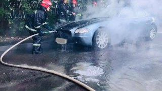 У Львові згоріла іномарка Maserati Quattroporte