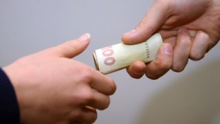 Посадовця ЛКП, яку вже судили за неправомірну вигоду, взяли на хабарі у 500 гривень
