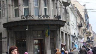 В Україні банкам дозволили продавати населенню більше валюти