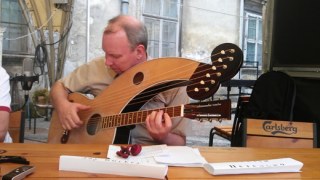 Розробник гітари-арфи Джей Бакі презентував у Львові свій інструмент