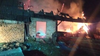 6 рятувальників гасили пожежу у будівлі на Бущині