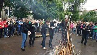 Директорка львівського ліцею провела церемонію спалювання розкладу уроків