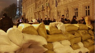 Львівська ОДА вже майже повністю заблокована барикадами
