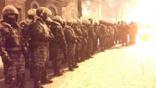 Силовики відтіснили мітингувальників з Грушевського