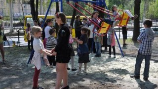 У Львові відновили дитячий майданчик