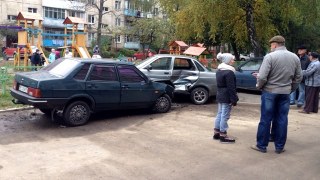 У Львові зіткнулись дві автівки: постраждалих немає