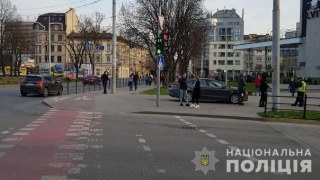 Біля Forum Lviv водій іномарки виїхав на тротуар і збив пішохода