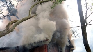 У Львові вщент згоріли дві будівлі та авто