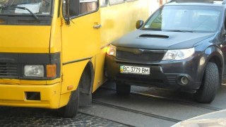 У Львові авто зачепило маршрутку