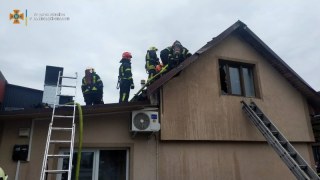 Понад 30 рятувальників гасили пожежу будівлі поблизу Львова