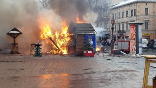 Троє людей постраждали внаслідок пожежі на Різдвяному ярмарку в центрі Львова (оновлено)
