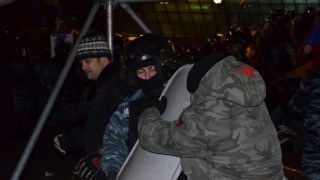 Активісти київського євромайдану переховуються у Михайлівському соборі, "швидкі" вивозять постраждалих
