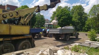 У Бориславі демонтували радянський військовий меморіальний комплекс