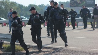 Львівська поліція зустріне нелегальних мігрантів з Білорусі стрункими щитами