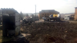 На Львівщині через пожежу сухої трави згоріли три автобуси