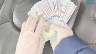 На Львівщині двох поліцейських викрили на хабарі у 2 500 доларів