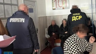 Начальників двох відділів міграційної служби на Львівщині затримали за підозрою у корупції