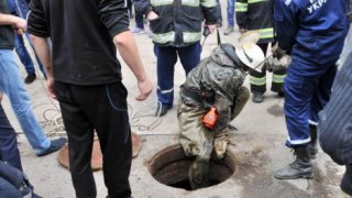 У Львові чоловік провалився в каналізаційний колодязь