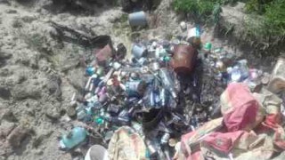 На узбіччі доріг у Жовківському районі скидають сміття та рештки тварин