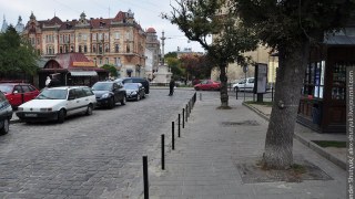 Стовпці для обмеження паркування транспорту у Львові матимуть однаковий вигляд