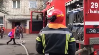 16 рятувальників гасили пожежу в багатоповерхівці у Львові