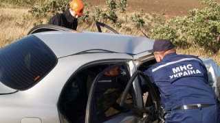 Рятувальники звільнили водія з автомобіля, який потрапив у ДТП на дорозі Львів-Краковець