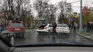 У центрі Львова через ДТП з патрульними заблокували рух транспорту