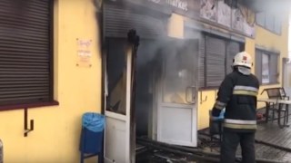 Більше 50 рятувальників гасили пожежу у магазині на Пустомитівщині