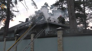 У Брюховичах вогонь знищив дах будівлі