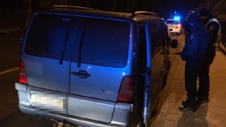 У Львові п'яний водій зі зброєю в'їхав в припарковане авто і втік