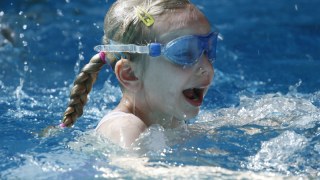 Понад 1500 дітей із багатодітних родин Львівщини вчаться плавати