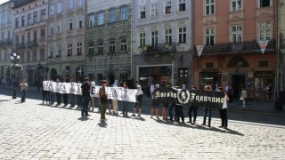 Протестувати дії Садового щодо відзначення СС "Галичини" вийшло 30 осіб замість обіцяних 400