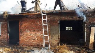На Радехівщині вогонь знищив більше половини приміщення будівлі