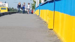 Активісти розмальовують синім та жовтим міст у Львові
