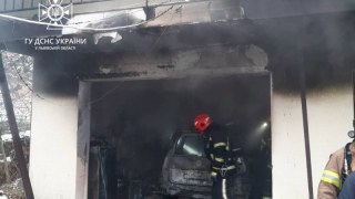 У Львові через пожежу в гаражі чоловік з опіками потрапив до лікарні