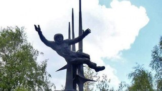 У Львові демонтують пам'ятник Валентині Терешковій