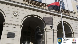 Львівська міська рада вперше офіційно вивісила бандерівський прапор