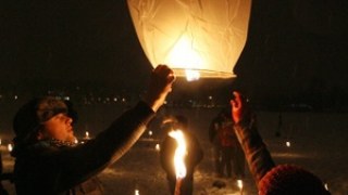 Польща запустила в небо сотні ліхтарів на знак солідарності з Україною