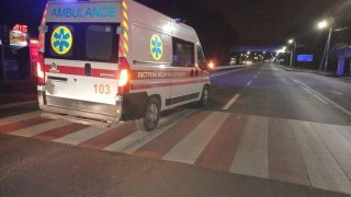 Біля Львова водій швидкої збив двох пішоходів