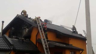 8 рятувальників гасили пожежу у будинку на Пустомитівщині
