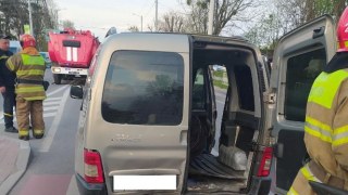 У Льові в ДТП постраждала водійка Peugeot Partner
