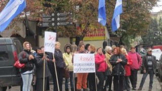 Близько сотні осіб протестувало проти рейдерського захоплення Ринку "біля Універмагу" (ФОТО)