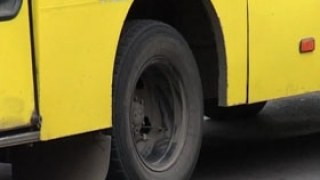 Службовий автобус розвозить виборців похилого віку на 118 в. о. у Сокільниках