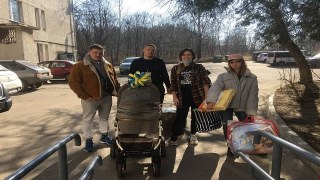 Переселенка з новонародженим малюком отримала дарунки від Новороздільського волонтерського центру
