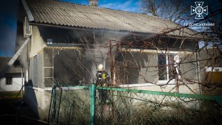 Біля Стрия пенсіонерка потрапила до лікарні через пожежу в будинку