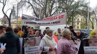 Львівську облраду пікетують через реорганізацію медичних закладів та ОТГ